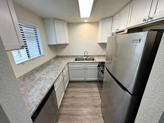 Building Photo - Upgraded West Ventura Apartment with Balcony