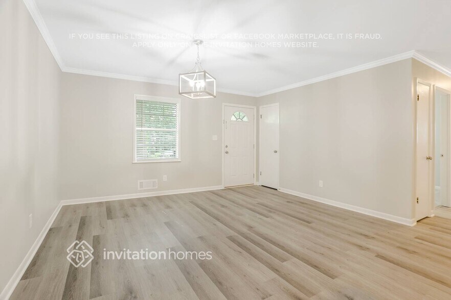 Building Photo - 1136 Woodleigh Rd SW