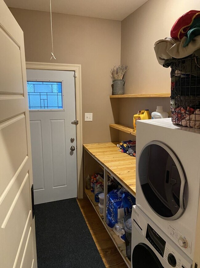 Building Photo - 3109 Broadway St