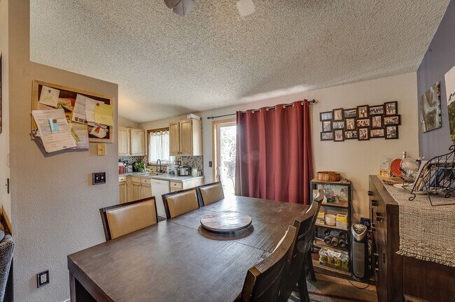 Building Photo - 3 bed, 2 bath Tri-Level in Brown Farm Subdivision