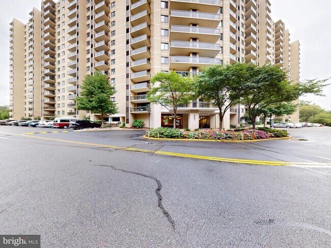 Building Photo - 307 Yoakum Pkwy