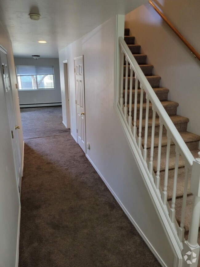 Building Photo - 3 Bedroom, 2.5 Bathroom Townhouse; Short D...