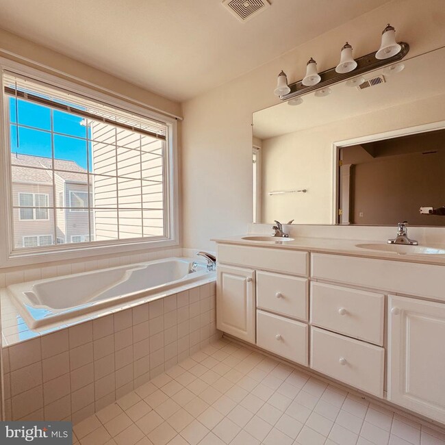 Building Photo - 8936 Singleleaf Cir