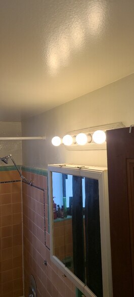 Newly Painted Bathroom - 4525 Roth Ave