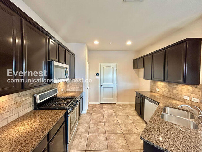 Building Photo - 3 Bed/2.5 Bath Townhome with Garage / Pet-Friendly / Vouchers Accepted / Available Now!