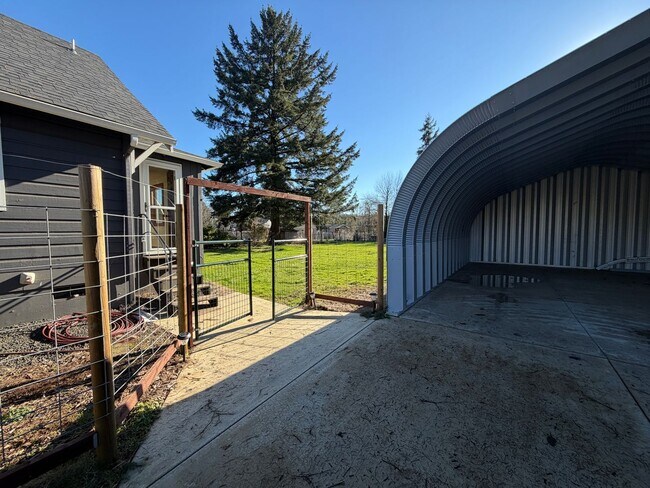 Building Photo - 2 Bedroom 1.5 bath single family home