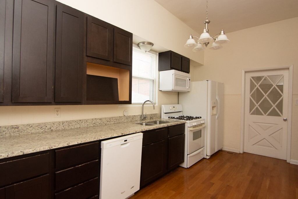 Building Photo - 2814 N Maplewood Ave