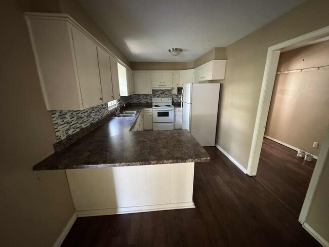 Building Photo - Cute 3 bedroom house in southwest Springfield!!