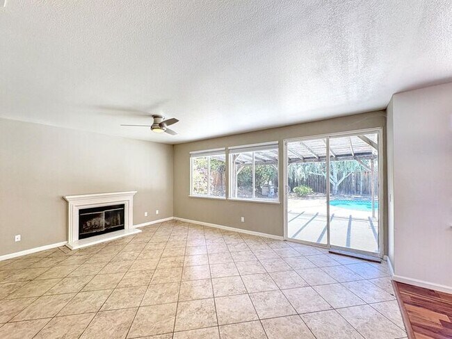 Building Photo - 1905 Paradise Peak Ct