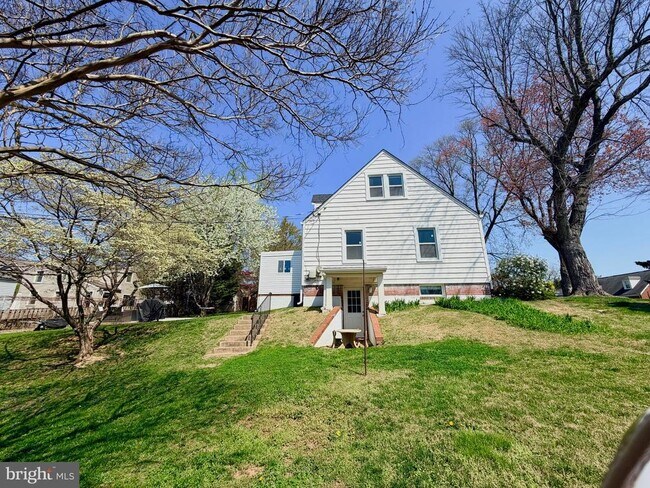 Building Photo - 2916 Meadow Ln