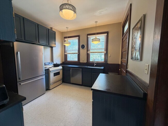 Building Photo - Newly Renovated 3 Bedroom, 2 Bathroom in the Heart of West Central