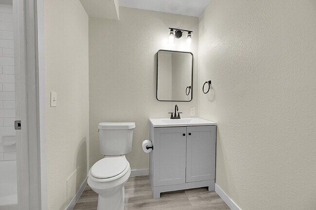 Building Photo - $1,695.95 - 2-bed, 1 bath, located in Centennial