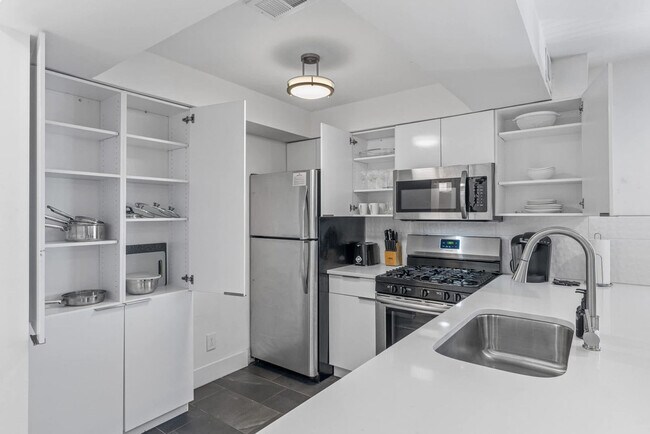 Building Photo - 1136 Crescent Ave NE