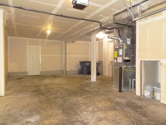 Building Photo - 141 Maple St