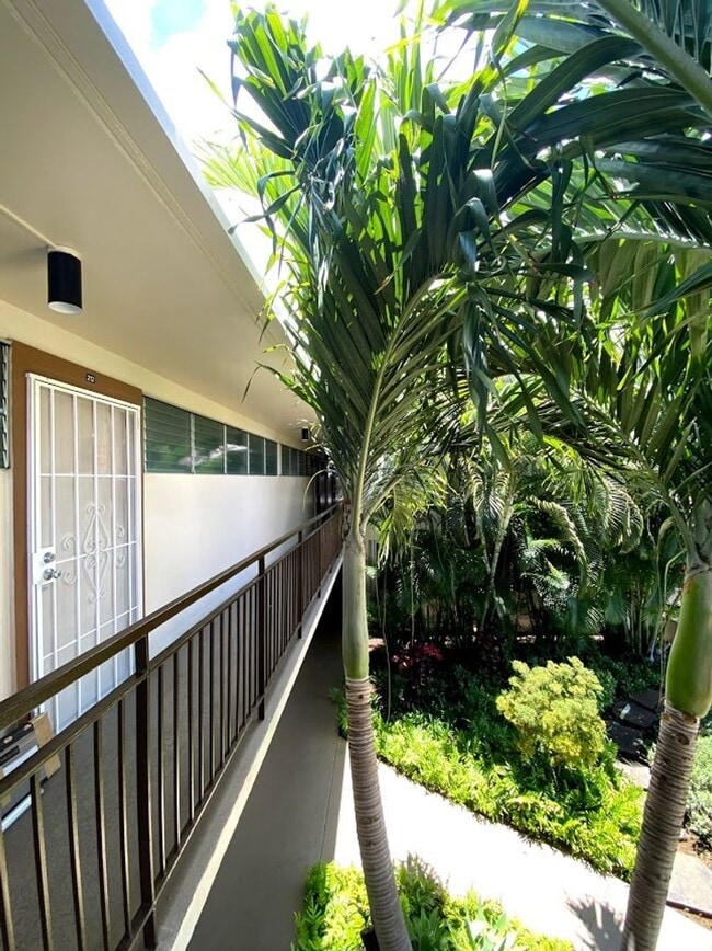 Building Photo - Emerson Court, Punchbowl Makiki 2 bedroom 1 ba 1 parking pet negotiable 20 lbs less