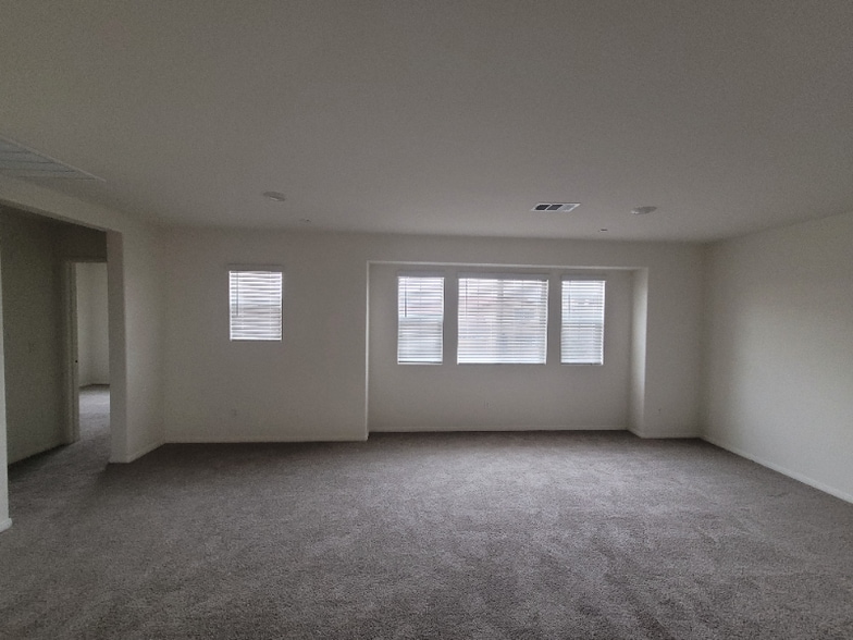 Building Photo - 28410 Pinon Ct