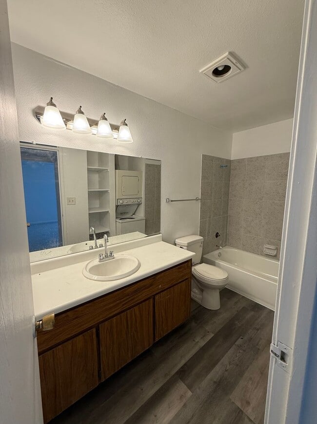 Building Photo - Beautifully Newly Refurbished Condo, 2 Bed...