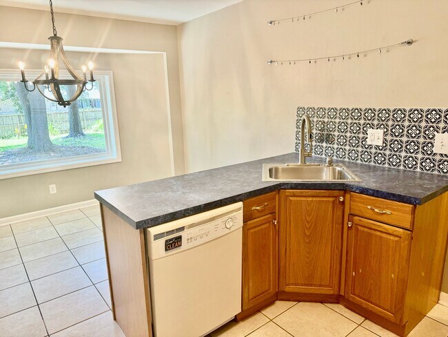 Building Photo - 3/2 Brick Home in Crowfield Plantation in Goose Creek!