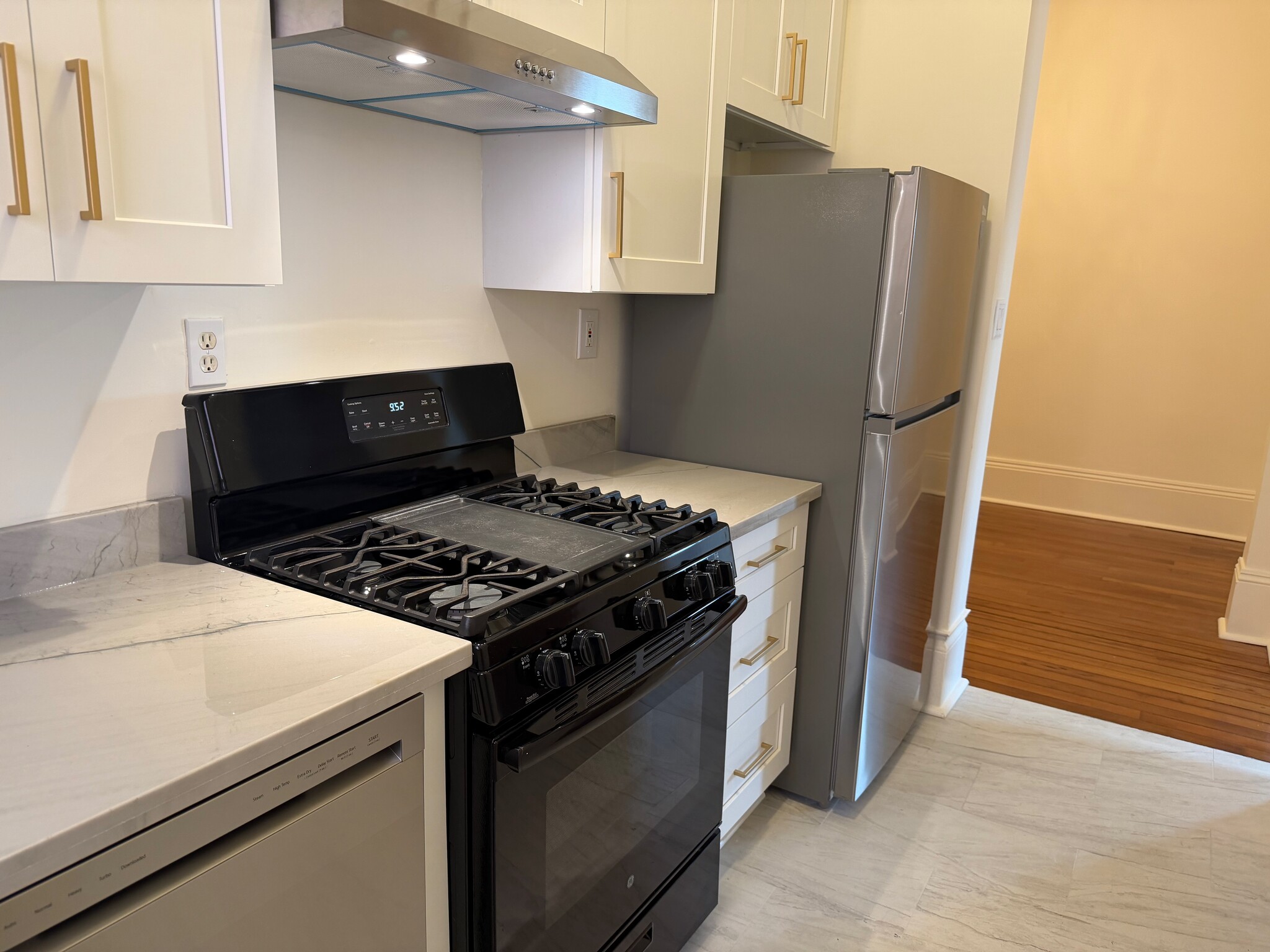 Kitchen - 4223 Prytania St