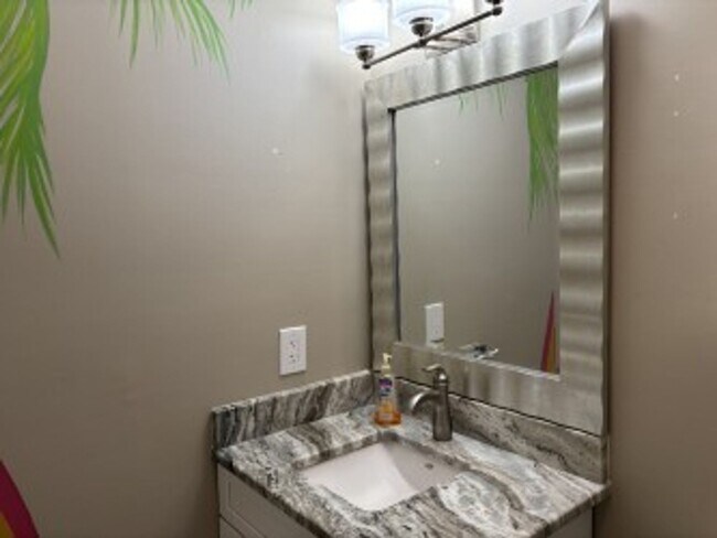 Building Photo - Beautiful home in Emerald Isle.