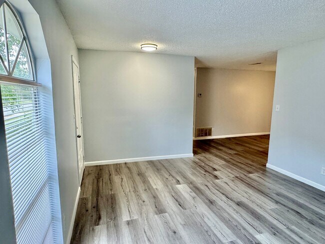 Building Photo - Charming 3-bedroom waiting to be yours !!