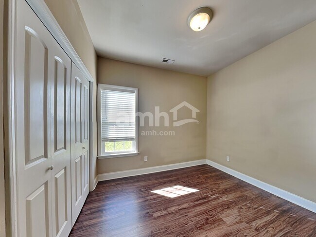 Building Photo - 220 Ash Dr