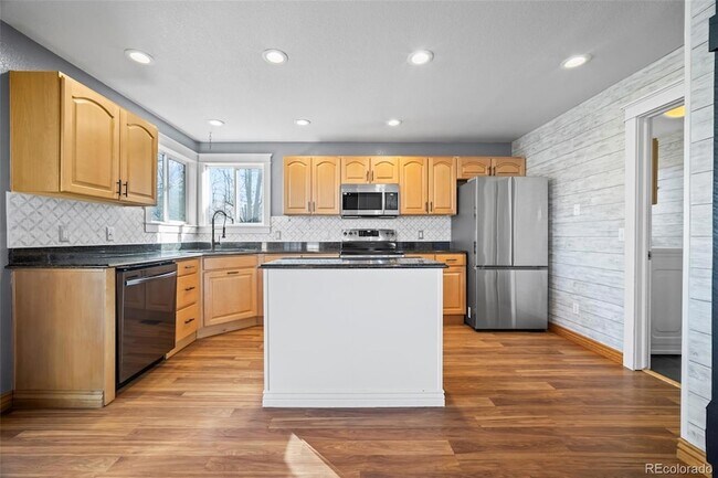 Building Photo - 421 W English Sparrow Dr