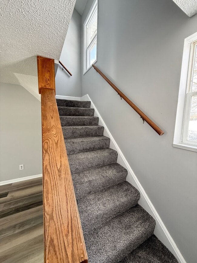 Building Photo - 2026 Renovation – Clean, Updated 2-Bedroom Near Shopping & Highways