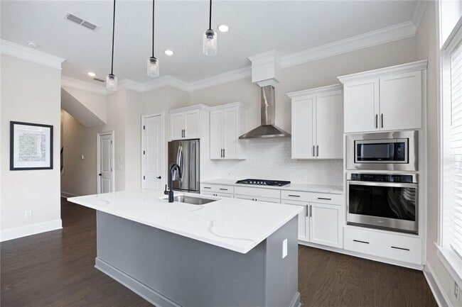 Building Photo - 109 Village Green Ave