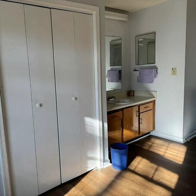 Building Photo - 249 Schultz St