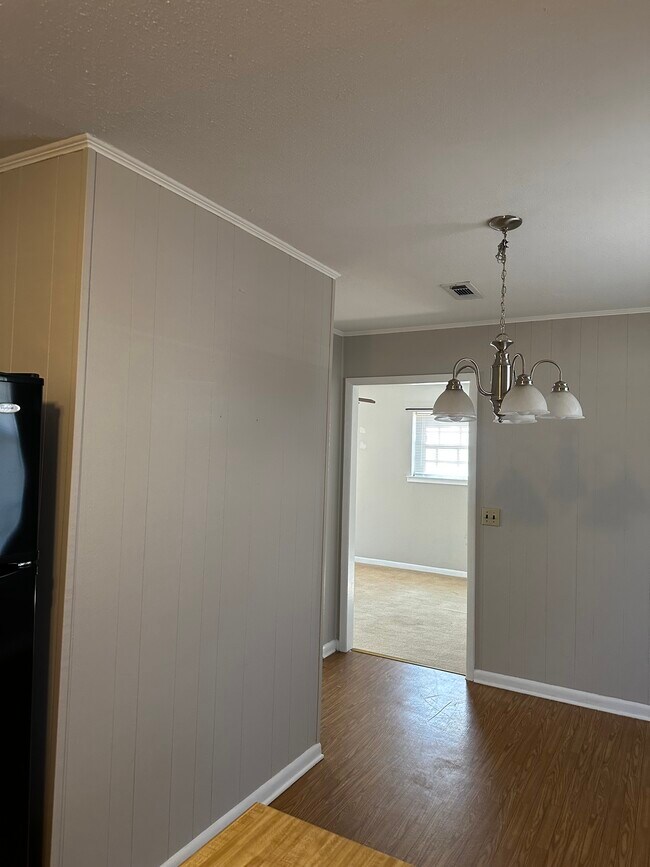 Building Photo - 2211 Shannondoah Dr