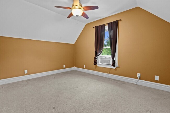 Master bedroom - 829 W Lincoln Ave