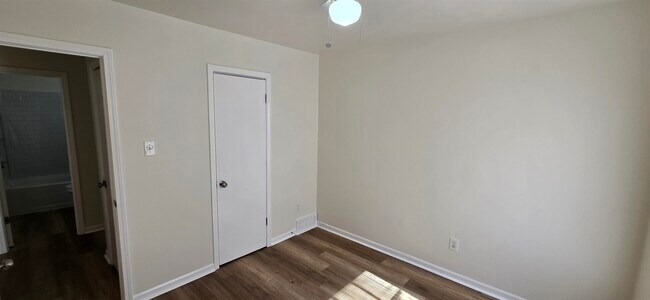 Building Photo - 5200 Broken Oak Dr