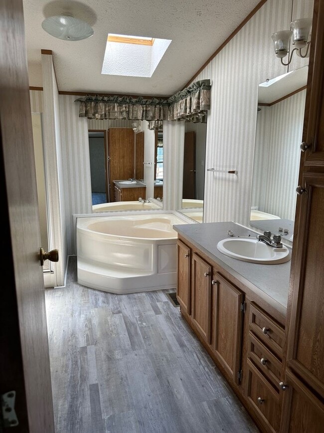 Building Photo - Centrally Located 3 BD 2 BA Modular Home