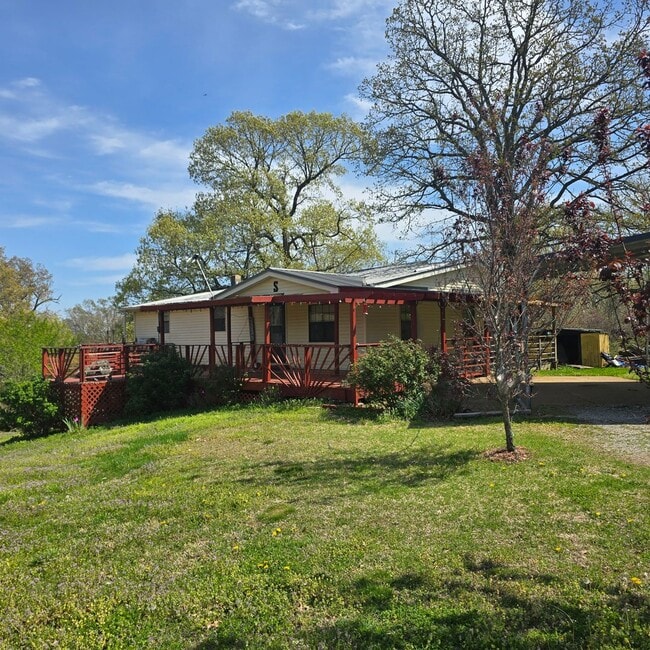 Building Photo - Freshly Updated 3 Bedroom/ 2 Bathroom Country Home