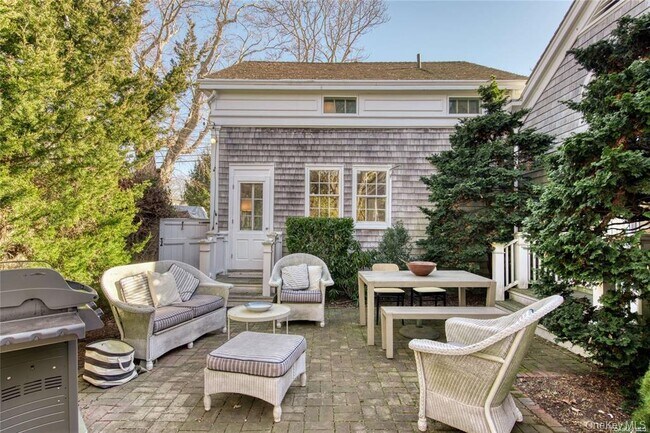 Building Photo - 1800 Village Ln