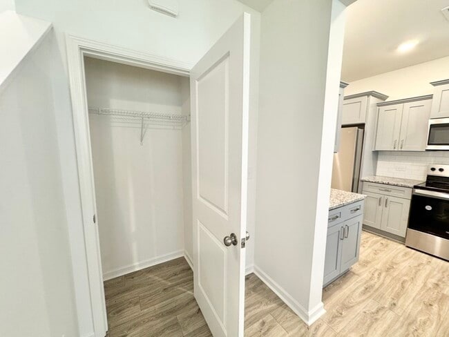 Building Photo - On quiet, dead end Street 3 bedroom 2 1/2 bath townhome