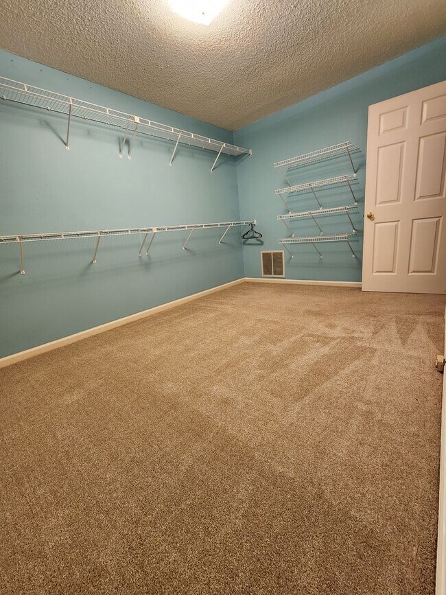 Building Photo - Maryville 37801- 3 bed 2.5 bath condo - call Tom Parry 865-607-3649