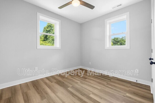 Building Photo - 610 N 10th St