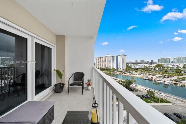 Building Photo - 300 Bayview Dr