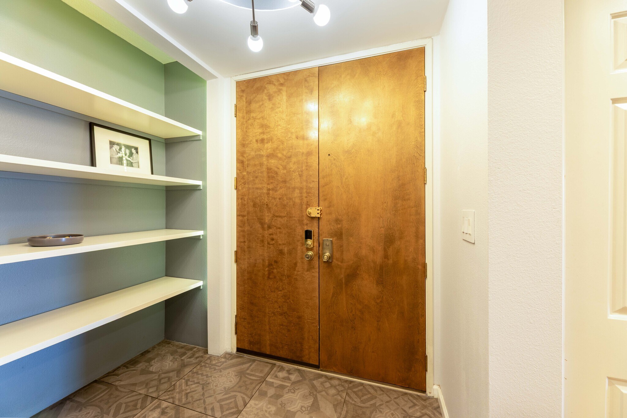 unit entrance/foyer - 11322 Camarillo St