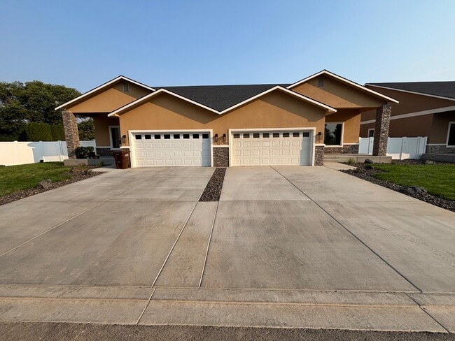 Building Photo - 9007 Palestine Way