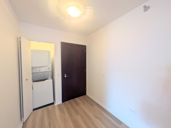 Building Photo - 33 W Ontario St