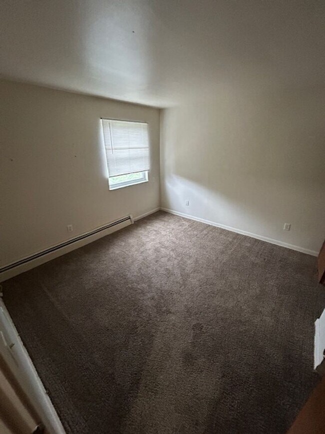 Building Photo - Convenient & Newly Updated 2-Bedroom Apart...