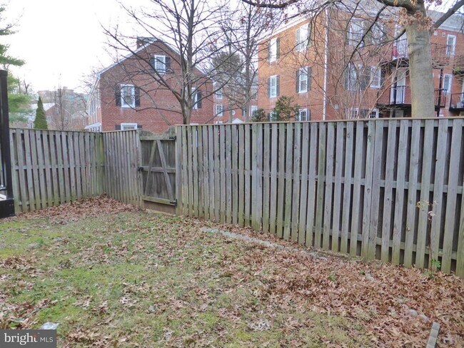 Building Photo - 2916 S Buchanan St