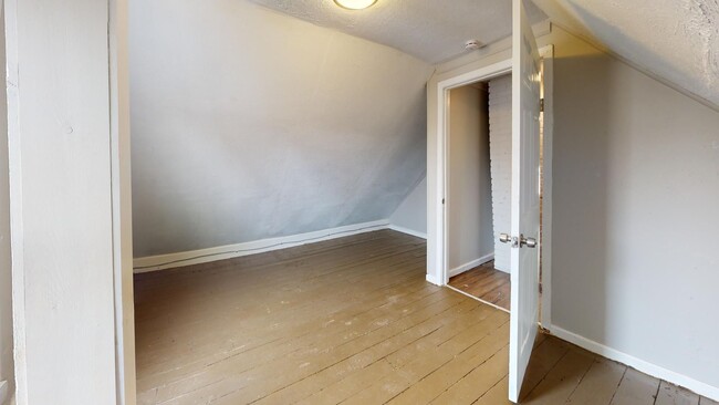 Building Photo - Lease to own! 5 bedroom/1 bath, Old Brooklyn.