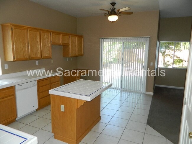 Building Photo - Nice 3bd/2ba Home with 2 Car Garage near Roseville Galleria