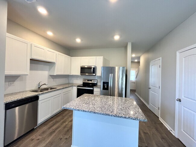 Building Photo - Beautiful Townhome in Columbia minutes to I-65!