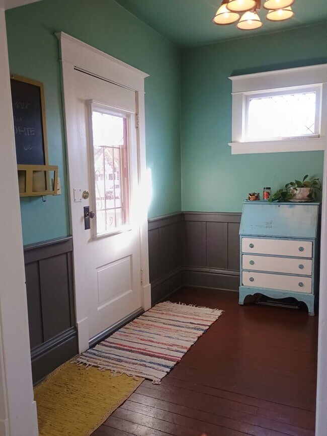 Building Photo - Spacious Craftsman in the Heart of North Spokane