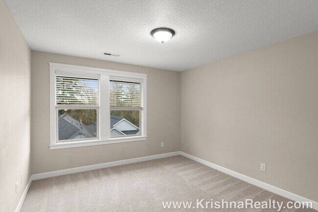 Building Photo - 4 Bedroom 3 Bath Upscale Luxury Fishers Landing Townhome